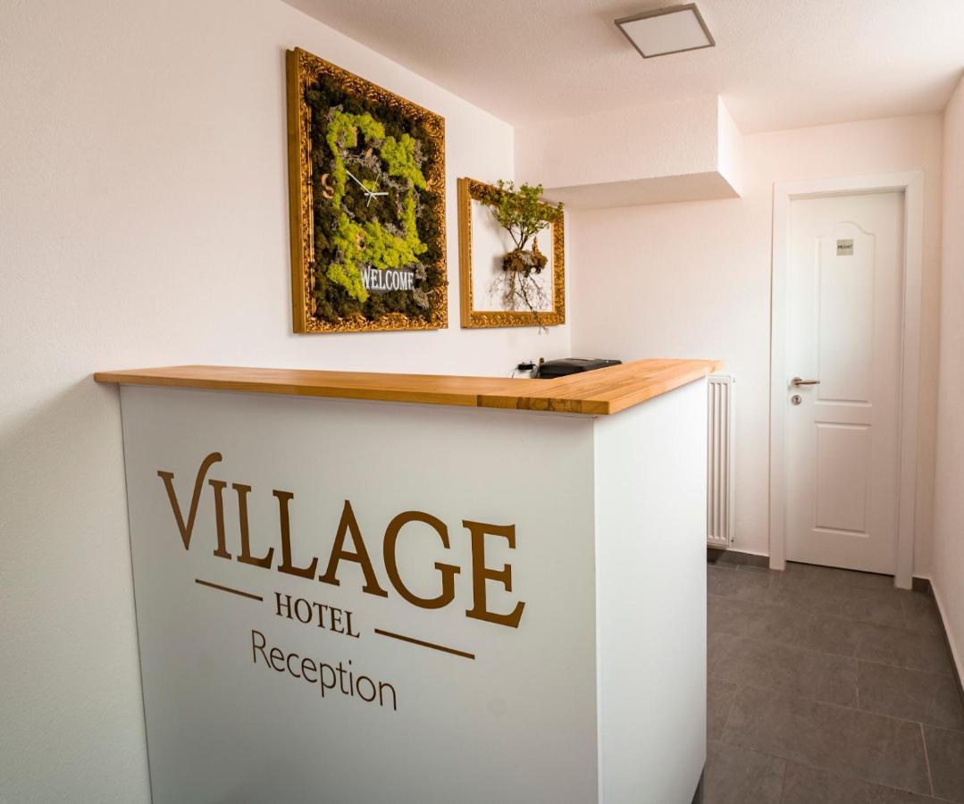 Village Bistro & Bar Fremdenzimmer 厄姆河畔的德廷根 外观 照片