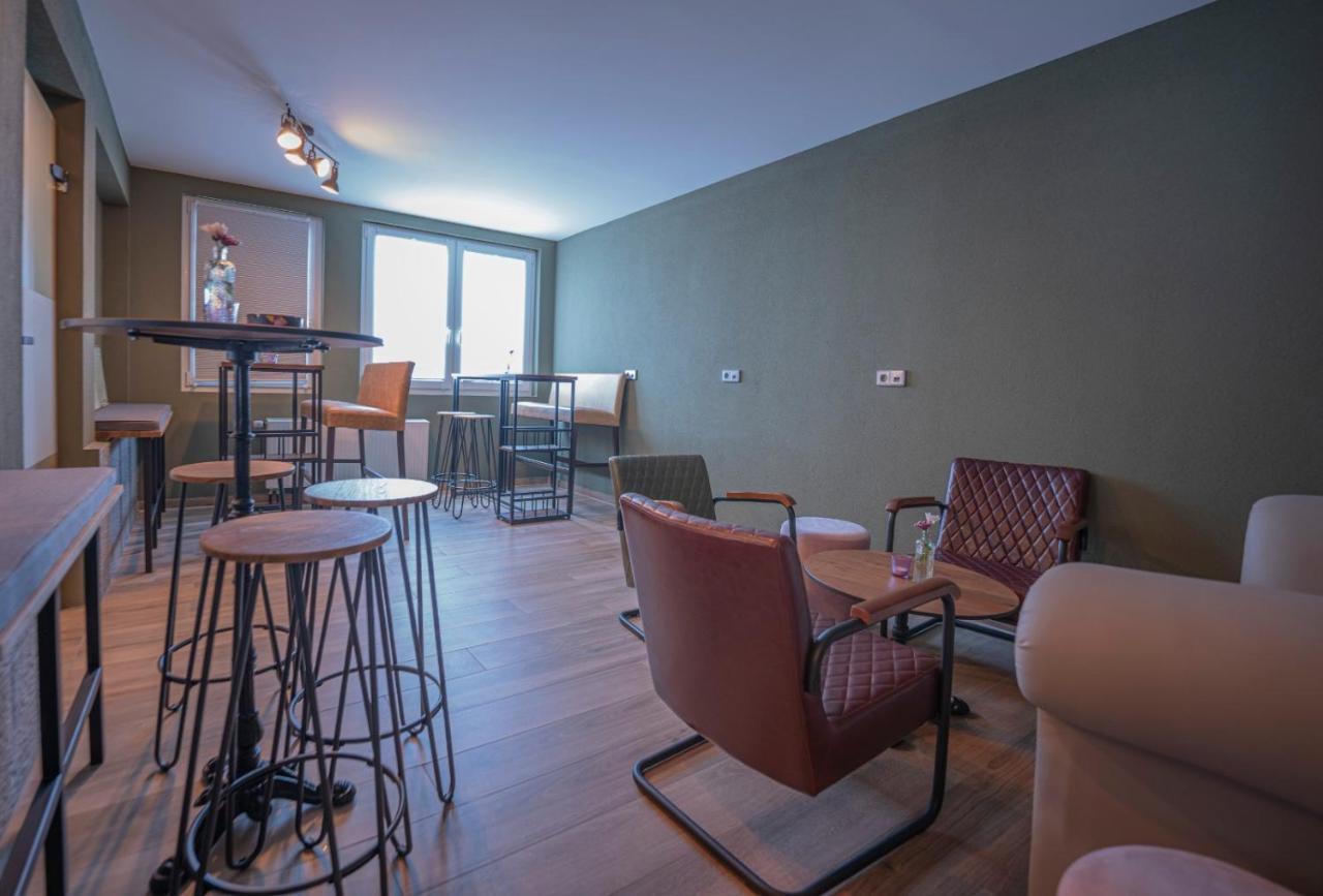 Village Bistro & Bar Fremdenzimmer 厄姆河畔的德廷根 外观 照片