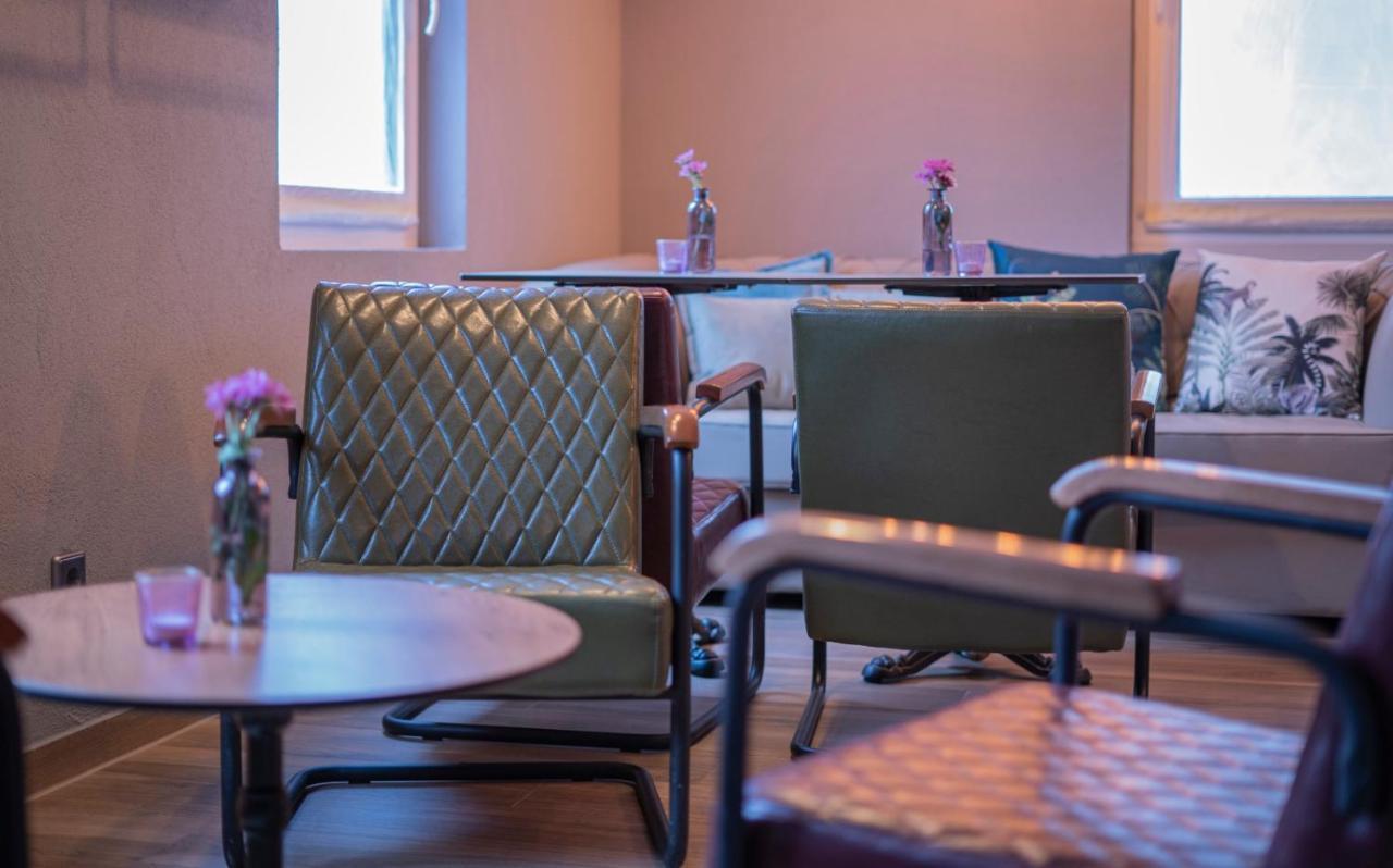 Village Bistro & Bar Fremdenzimmer 厄姆河畔的德廷根 外观 照片