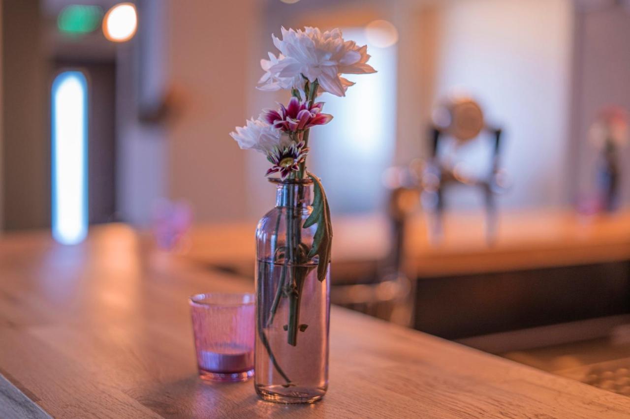 Village Bistro & Bar Fremdenzimmer 厄姆河畔的德廷根 外观 照片