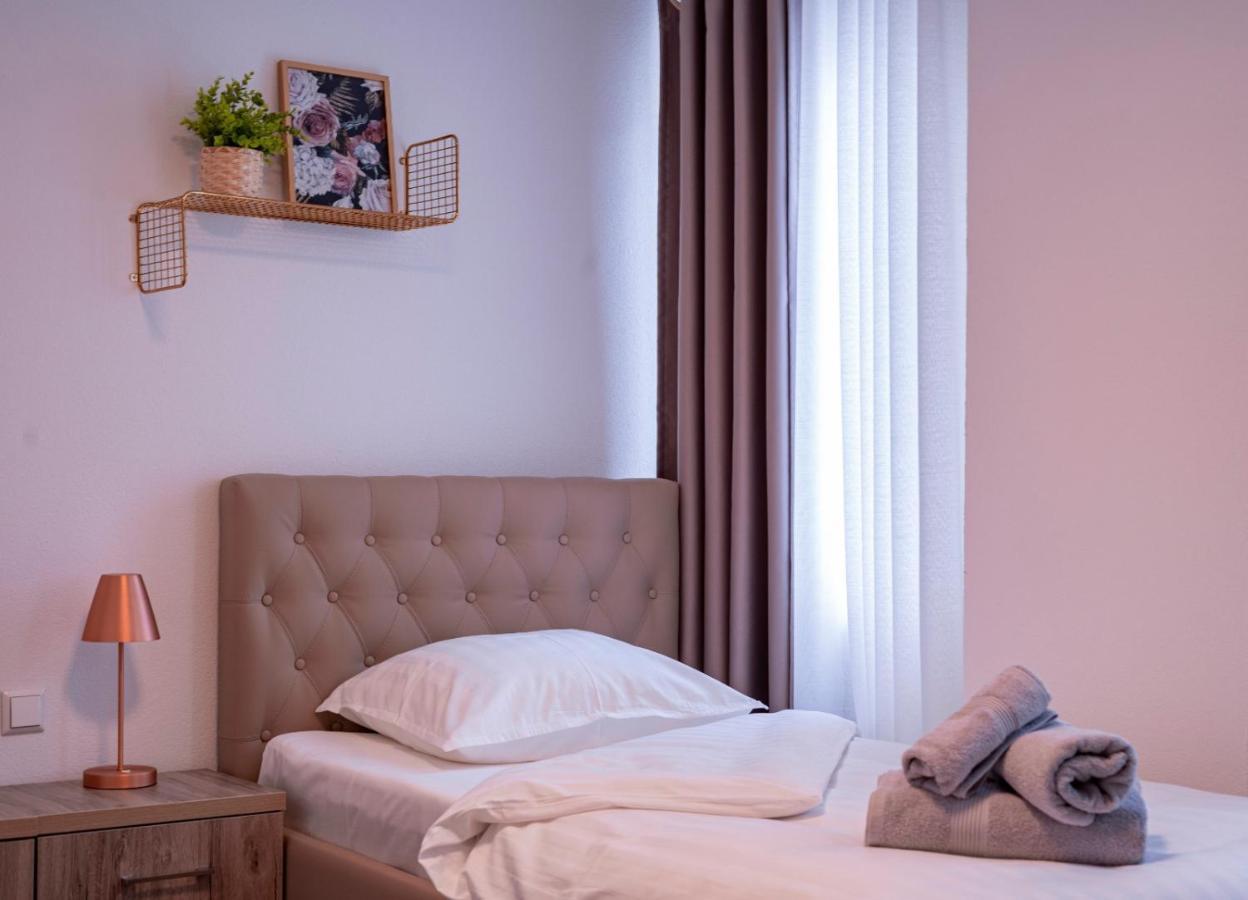 Village Bistro & Bar Fremdenzimmer 厄姆河畔的德廷根 外观 照片