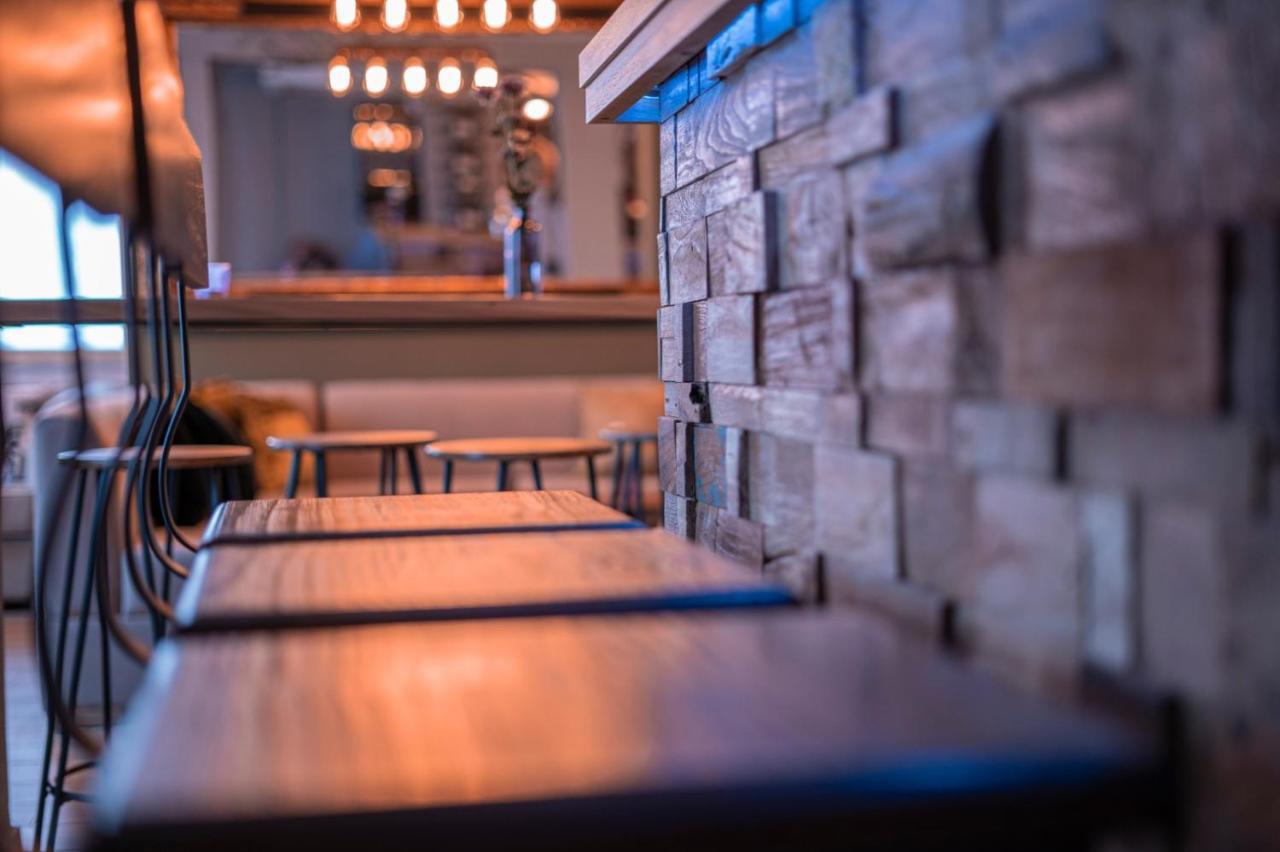 Village Bistro & Bar Fremdenzimmer 厄姆河畔的德廷根 外观 照片