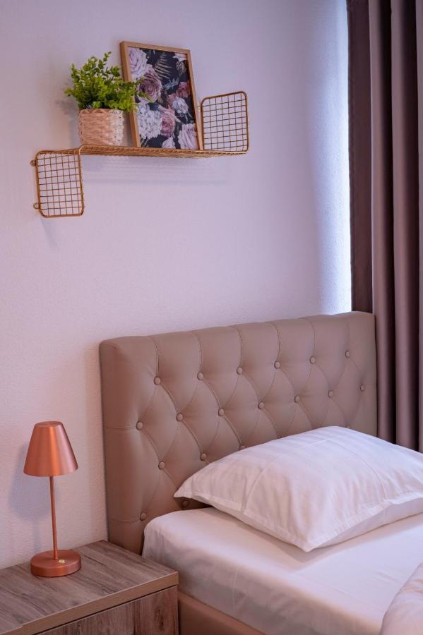 Village Bistro & Bar Fremdenzimmer 厄姆河畔的德廷根 外观 照片