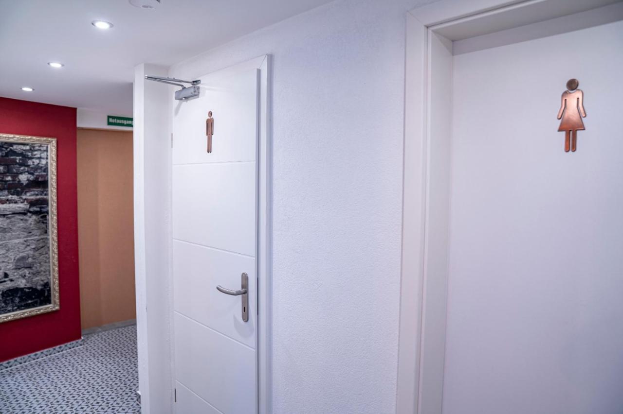 Village Bistro & Bar Fremdenzimmer 厄姆河畔的德廷根 外观 照片