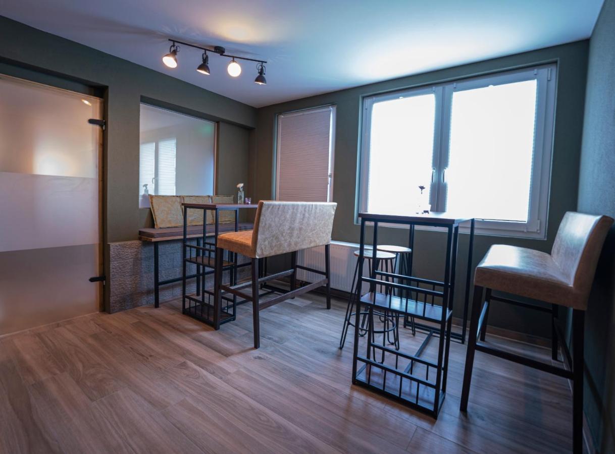 Village Bistro & Bar Fremdenzimmer 厄姆河畔的德廷根 外观 照片