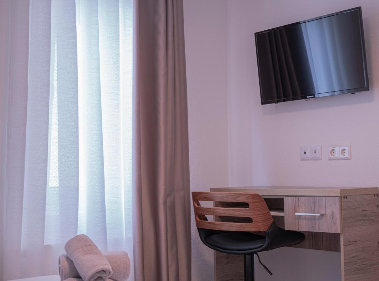 Village Bistro & Bar Fremdenzimmer 厄姆河畔的德廷根 外观 照片